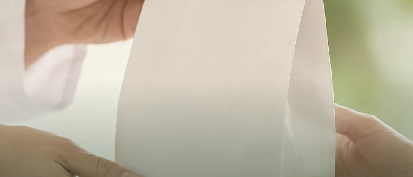 Hände halten ein Rezeptformular